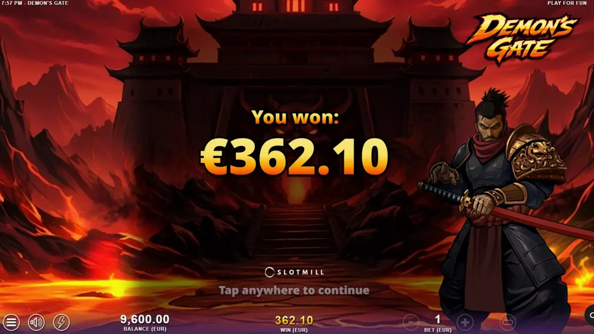 Seorang samurai berdiri di depan gerbang portal bercahaya dalam slot Demon's Gate